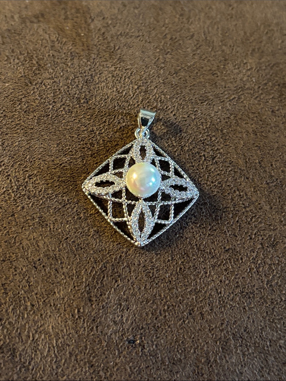 Pretty Bird 18K white gold over brass Filigree Pearl Pendant - White Pearl
